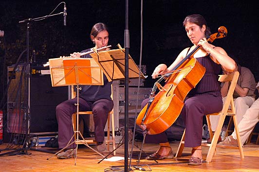 Montse Munill, flauta travessera, i Rosa Navarro, violoncel.